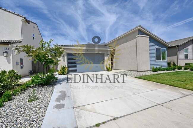 Building Photo - 502 Traverse Dr S
