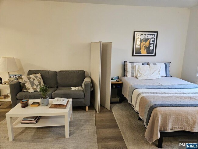 Building Photo - 2160 Center St