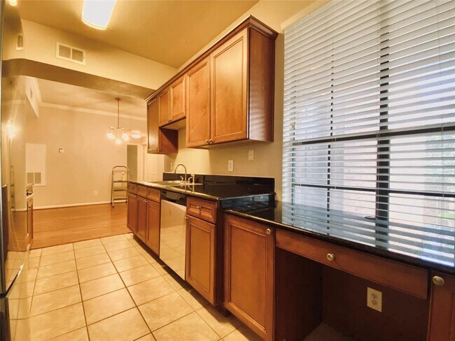 Building Photo - 2255 Braeswood Park Dr