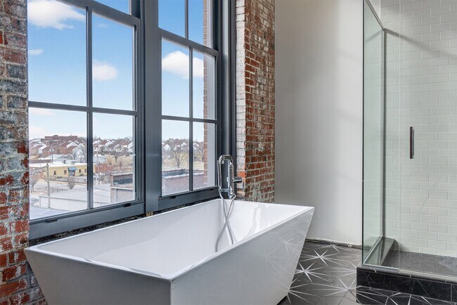 Building Photo - 2647 Locust St