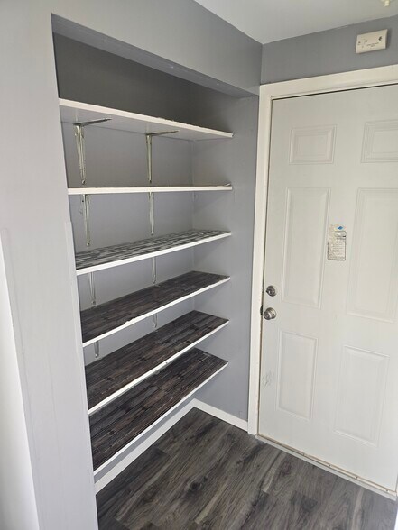 Building Photo - 1300 S Colony Dr