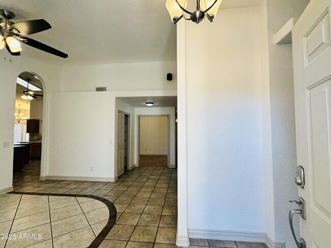 Building Photo - 2110 E Enrose Cir
