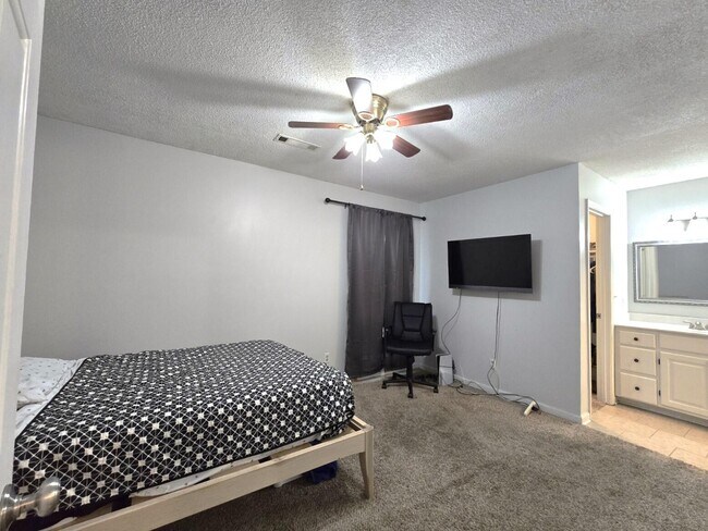 Building Photo - 5945 Lost Creek Dr