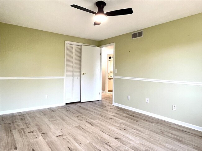 Building Photo - 3 Treetop Dr