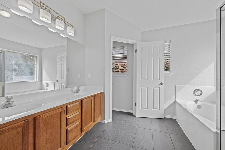 Building Photo - Spacious & comfy Willow Run home by Mills Pond