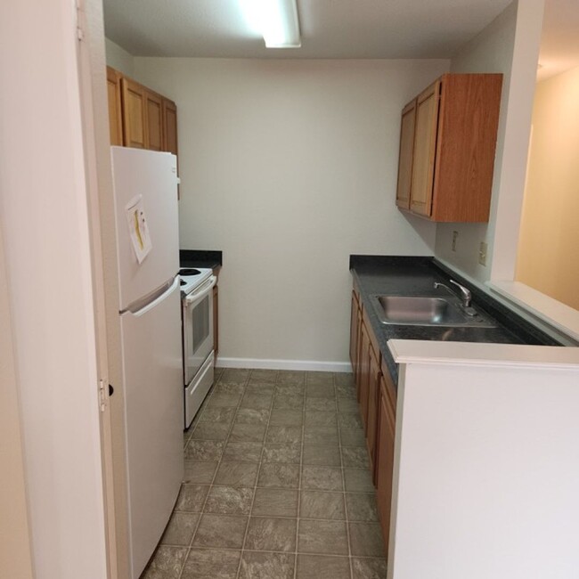 Building Photo - 2 bdrm 1.5 bath 2nd floor Southpointe at W...