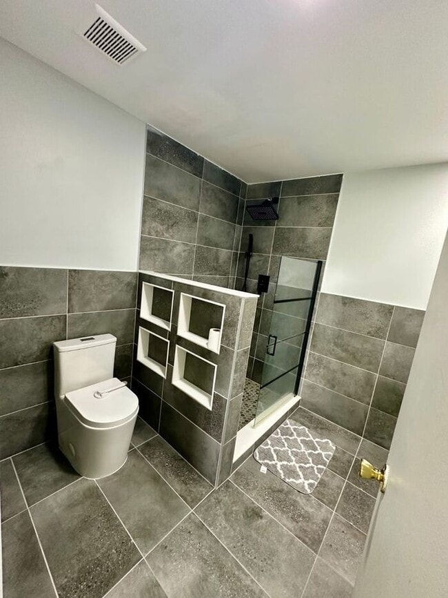 Building Photo - Spacious 2 bedroom on the first level
