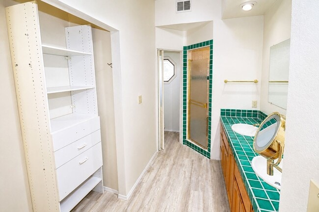 Building Photo - OWNER REMODEL - STUDENT RENTAL NEAR CAMPUS – HUGE DISCOUNT + ONE MONTH FREE!