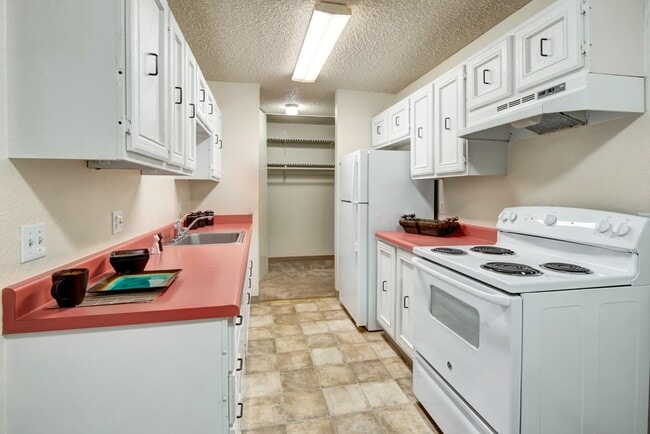 Quiet Creek Apartments - Kitchen - Quiet Creek