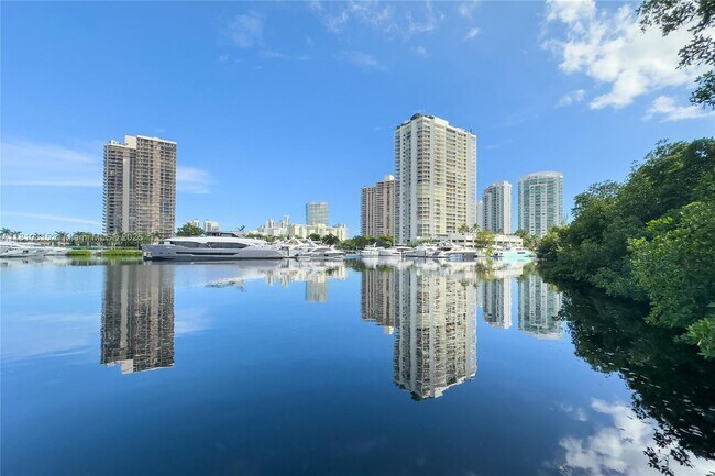 Building Photo - 19901 E Country Club Dr