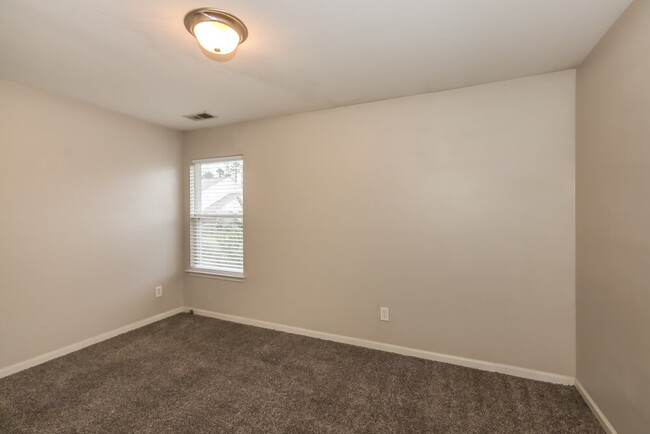 Building Photo - 544 Wrayhill Dr