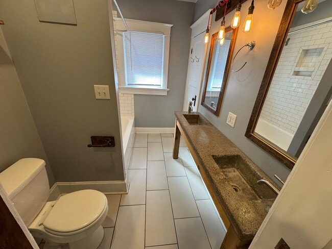 Building Photo - 1020-1022 S Randolph