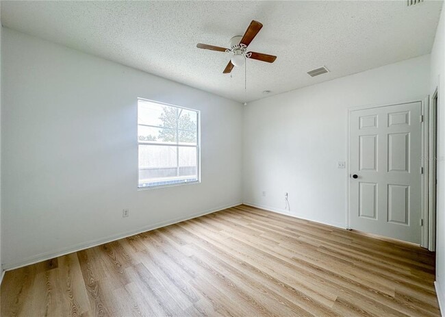 Building Photo - 402 Sunset View Dr