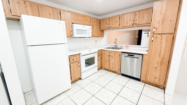 Building Photo - 6475 W Oakland Park Blvd