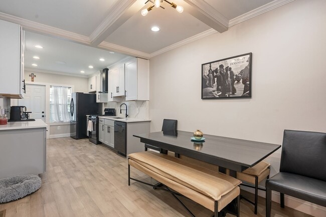 Building Photo - Bright & Immaculate 2 Bed · 3 Bath