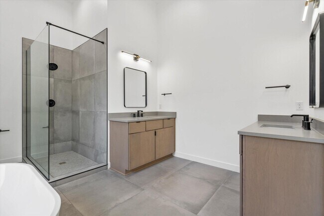 Building Photo - 308 Oak St