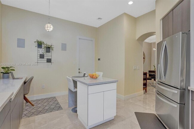 Building Photo - 1529 Shoreline Way