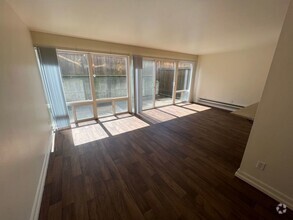 Building Photo - Spacious 2 bedroom 1 bath with large priva...