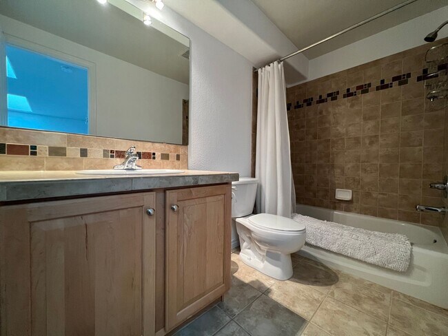Building Photo - BEAUTIFUL 3 Bed 3.5 Bath Townhome in Dakota Ridge Village in North Boulder