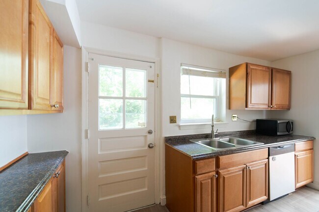 Building Photo - 50's Rambler with 5 BR & 3 BA in One of the Best Locations in Arlington