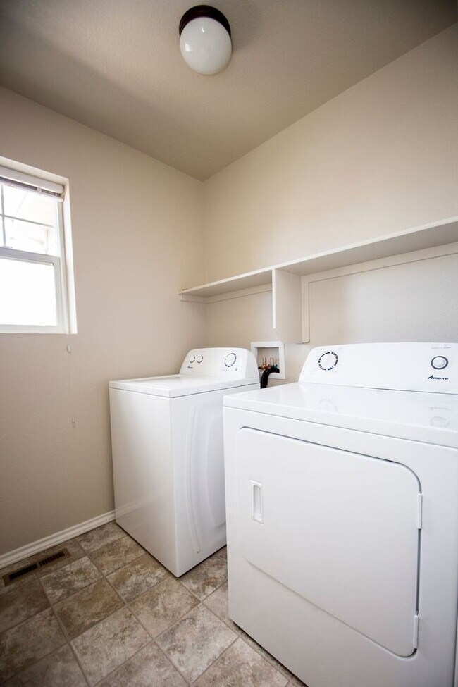 Building Photo - Spacious 3 Bedroom Single-Family Home with Modern Features