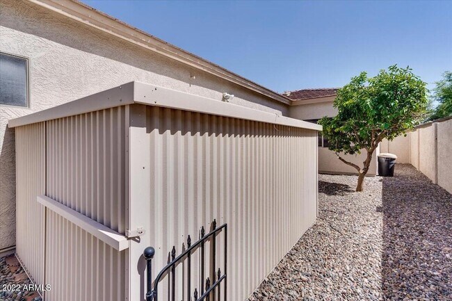 Building Photo - 902 E Madeline Dr