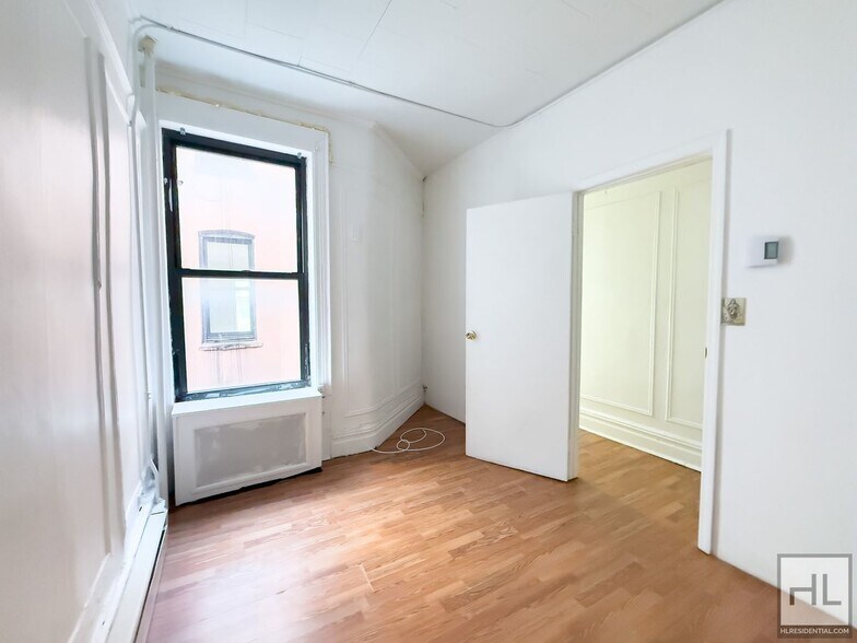 Building Photo - STARR STREET / Spacious Bushwick 2-Bed 1-Bath / Amazing Location