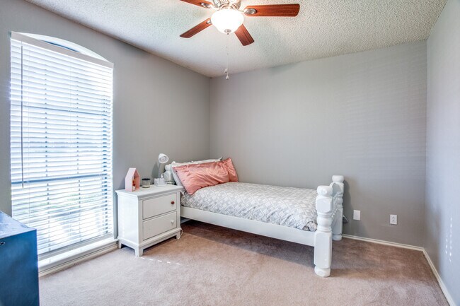 Building Photo - 1511 Quail Run Dr