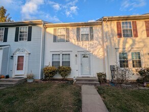 Building Photo - Well maintained townhouse in Robin Meadows Community with updated features available mid January!