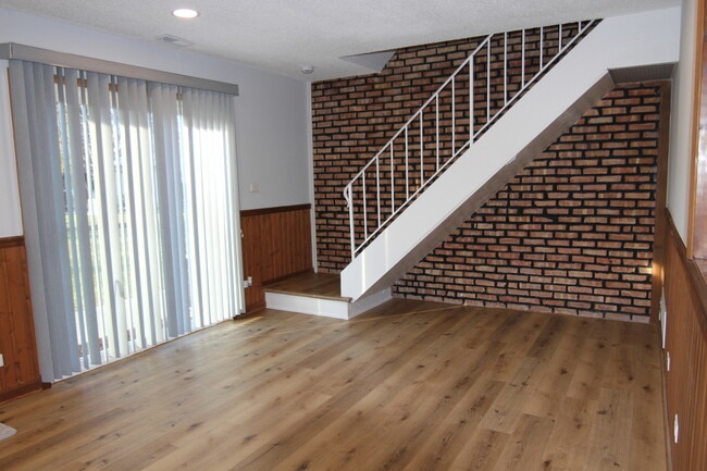 Building Photo - 184 Betty Ct