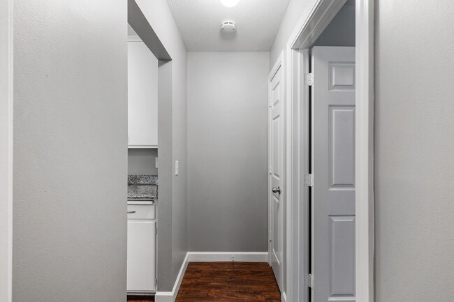 Building Photo - Spacious 1BR/1Bath apartment available Now!