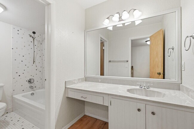 Building Photo - 430 Commodore Dr