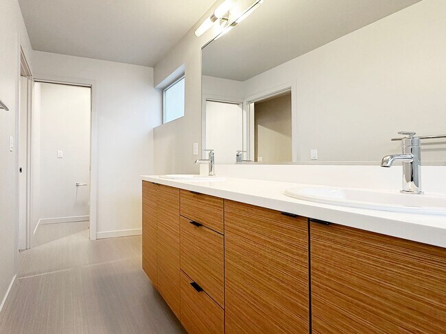 Building Photo - 3bd/2ba Seattle Townhome