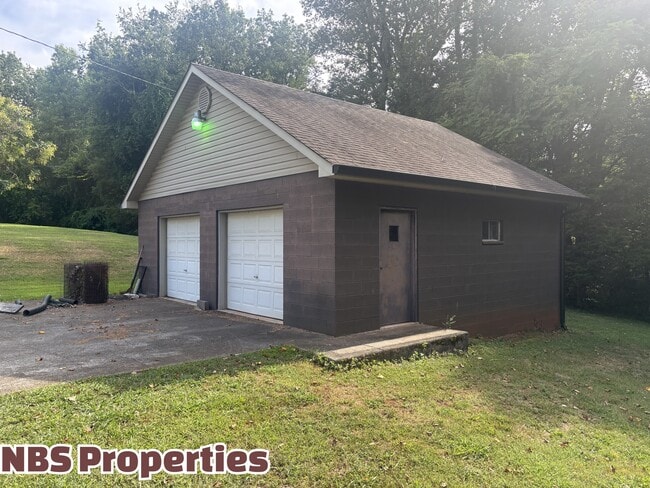 Building Photo - 809 Lester Rd