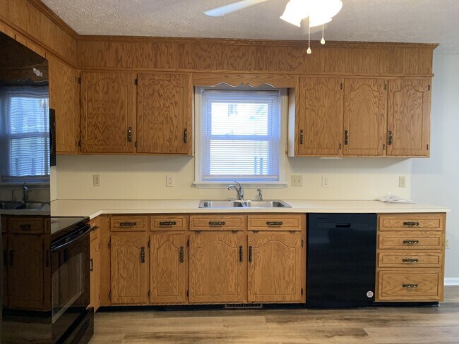 Building Photo - CONTRACT PENDING!!Spacious 2-story, 3 bed/...