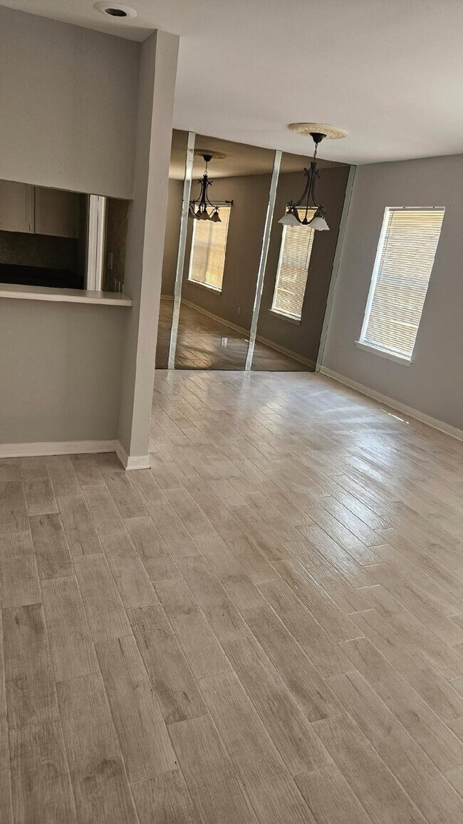 Building Photo - 2822 Briarhurst Dr