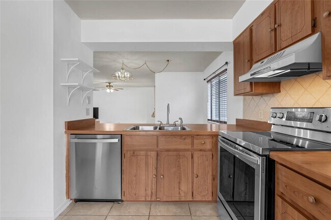 Building Photo - 638 Olympic Dr