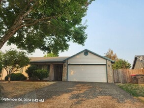 Building Photo - 531 SW Honeysuckle Ct