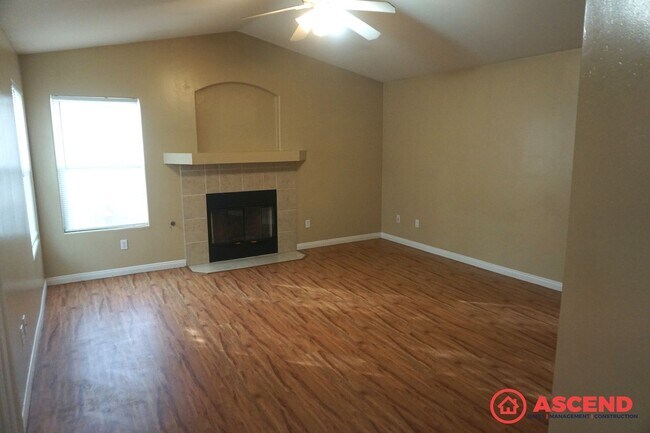 Building Photo - Spacious 4 Bedroom Home with Fenced Backyard & Garage