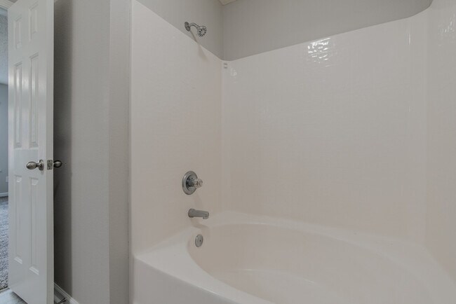 Building Photo - 402 Wincrest Ln