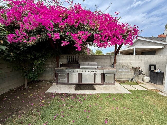 Building Photo - 16412 Bahama St