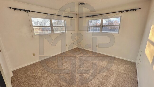 Building Photo - Edwards St Triplex