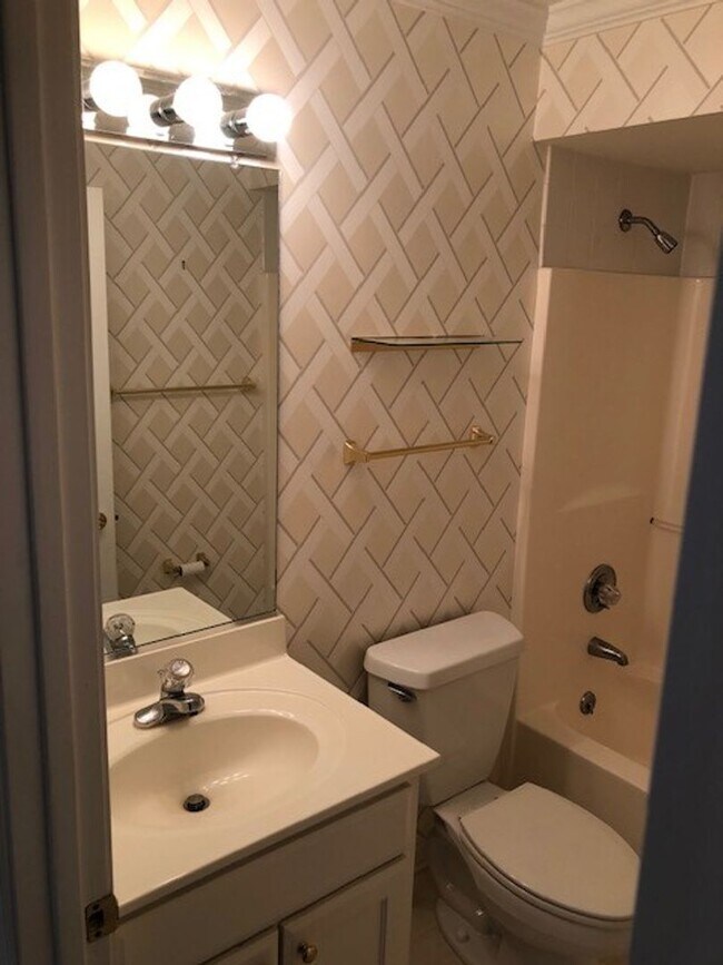 Building Photo - READY TO MOVE IN! 2 Beds 2 Baths! Price ad...
