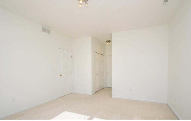 Building Photo - 1430 Fox Pointe Cir