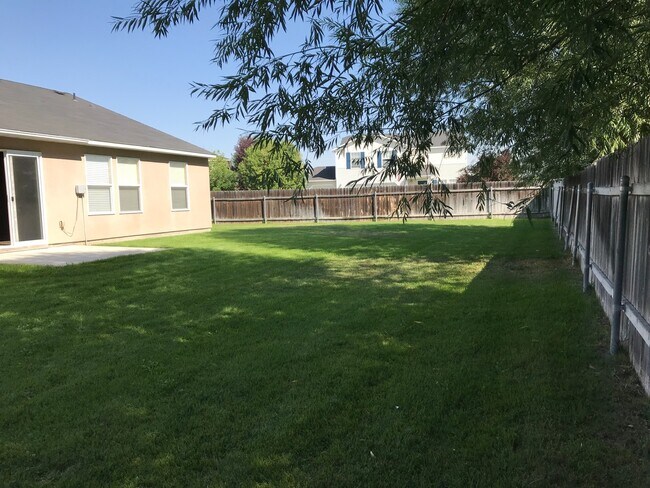 Building Photo - 3 bed/ 2 bath... 2 car garage... Single Level...In the Meadowbrook Subdivision.