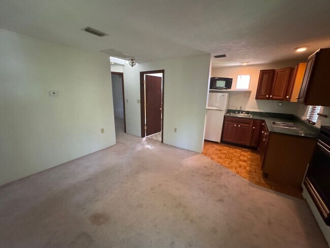 Building Photo - Charming 2 Bed, 1 Bath Carriage House in Historic Golfview