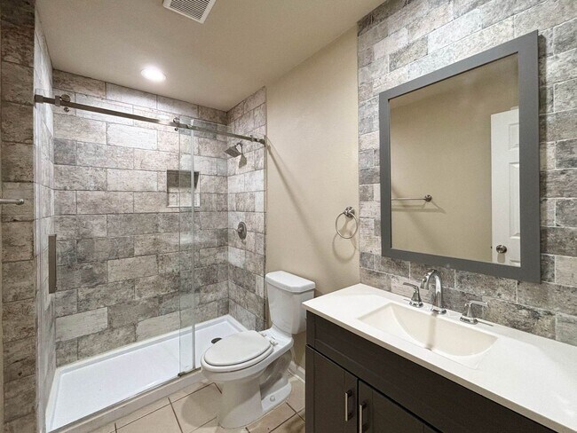 Building Photo - Charming 3 Bedroom 2 Bath Duplex Convenien...