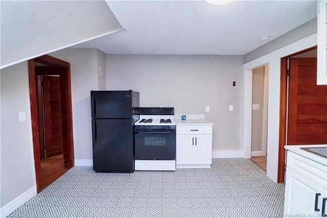 Building Photo - 165 Elm St