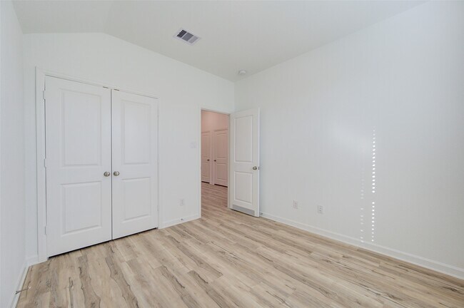 Building Photo - 3330 Meadknoll Ln