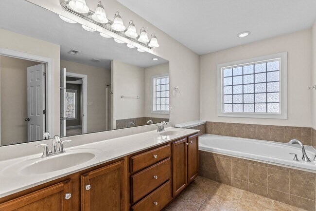 Building Photo - 907 Stagecoach Dr